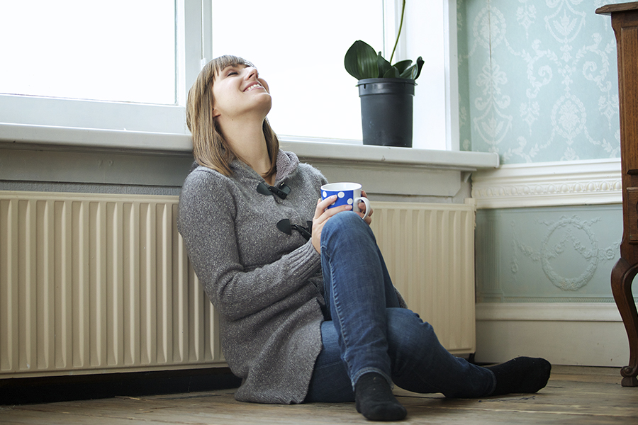 retrato de uma mulher relaxando em casa com uma xícara de chá