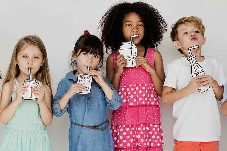 Crianças segurando papel com desenhos simulando que estão bebendo bebidas com adição de adoçante
