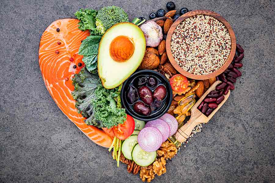 Alimentos bons para o colesterol organizados de uma forma que forma um coração