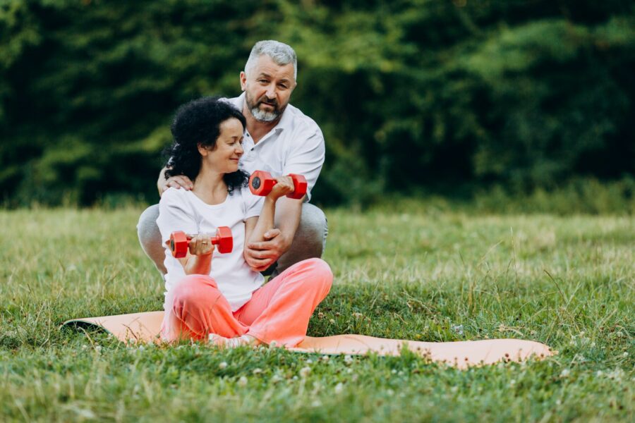 Casal de meia idade se exercitando ao ar livre para ter uma boa saúde hormonal