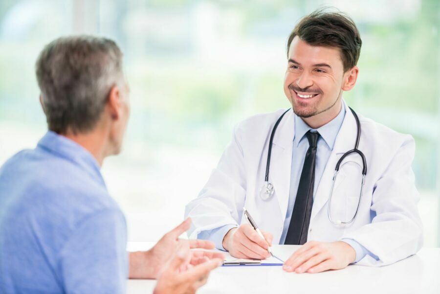 Médico aconselhando paciente homem sobre como prevenir o câncer de próstata