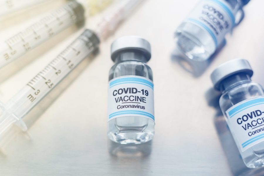 Vacina para Covid 19, agulhas, seringas e insumos para a aplicação.