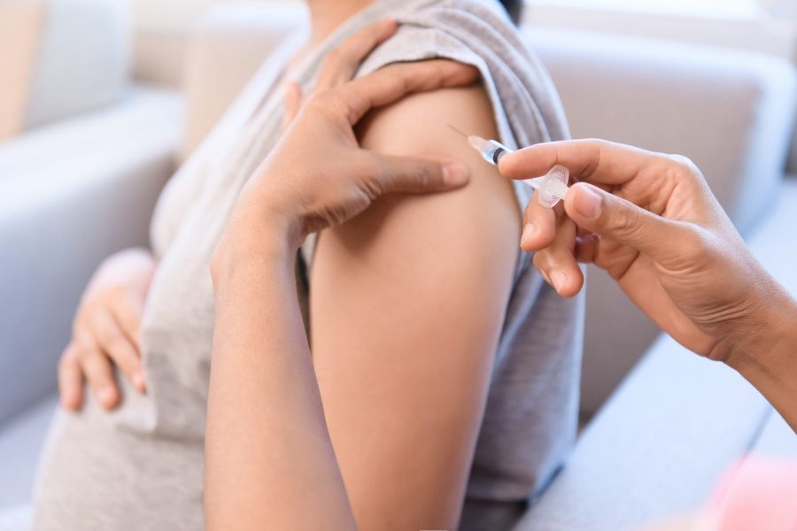 Vacinas na gravidez: quais delas a mulher PRECISA tomar?